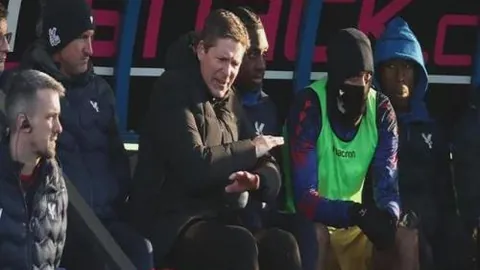 “利物浦半场1-0领先布莱顿，埃基蒂克闪电破门，萨拉赫替补惊艳亮相！”